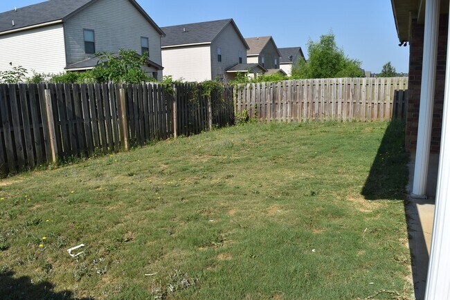 Foto del edificio - You've Found It! Split floor plan, fenced yard, extra storage