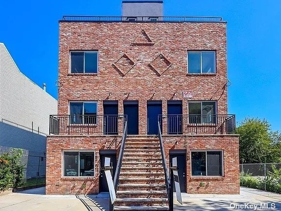 Primary Photo - 105 Wyona St