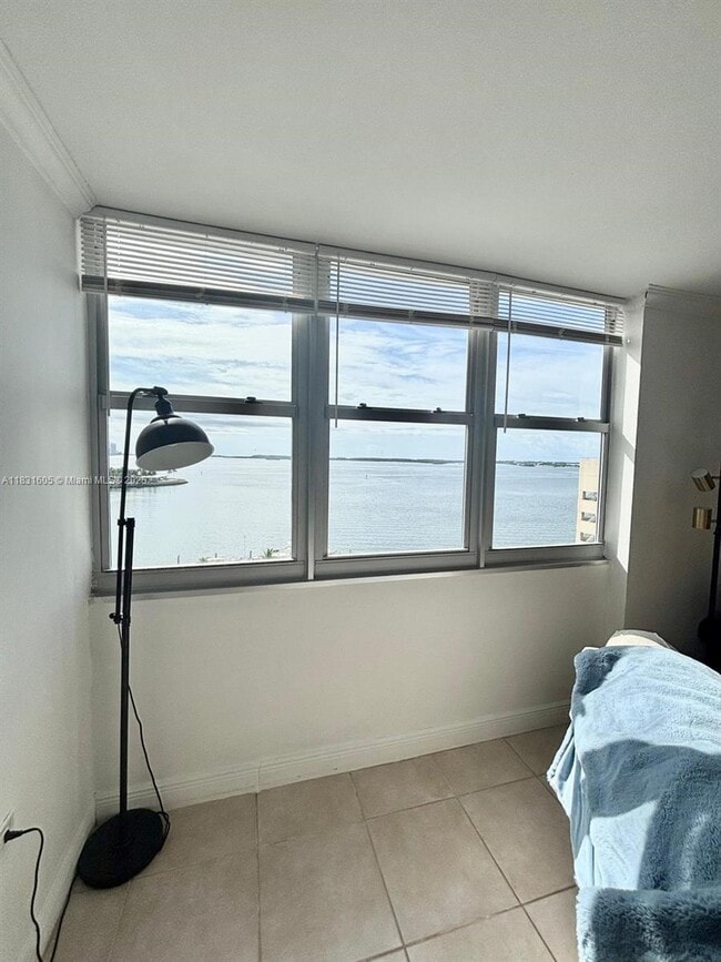 Building Photo - 999 Brickell Bay Dr