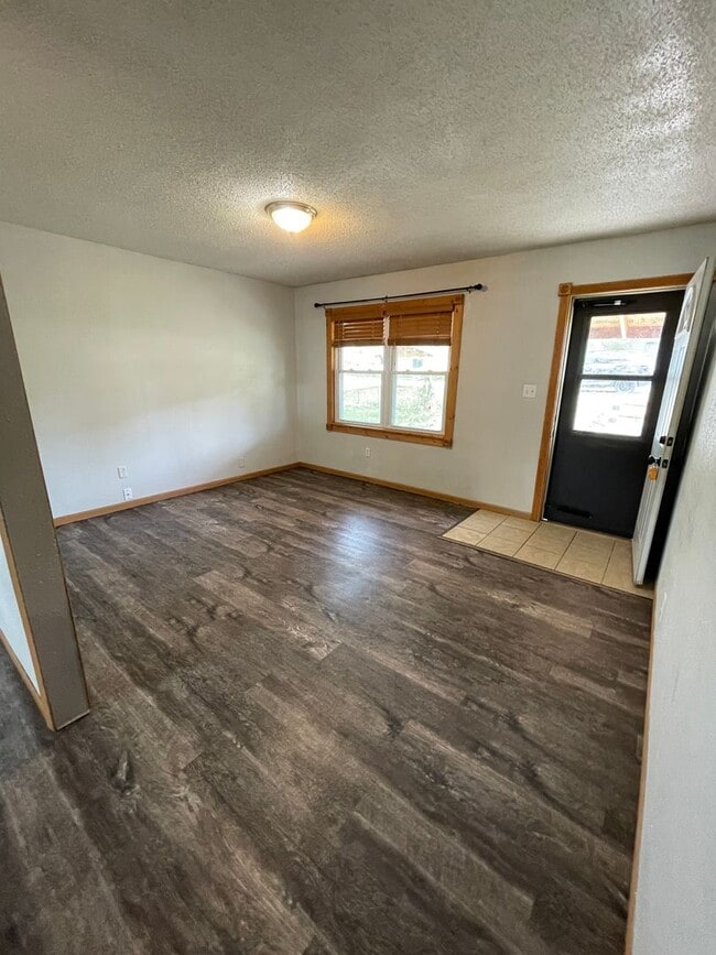Building Photo - * 3-2-1 Rent Special! *  3 Bed, 1 Bath Home for rent. One level living!