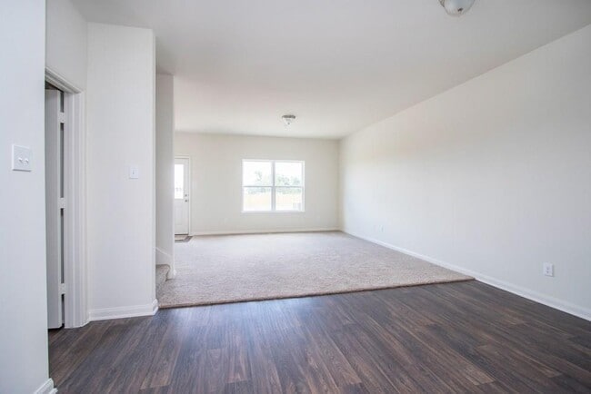 Building Photo - 936 Lake View Cir W