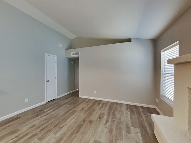 Building Photo - 7303 W Shaw Butte Dr
