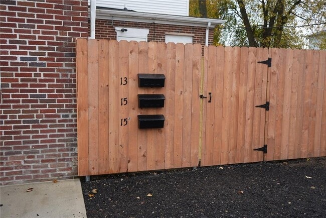 Building Photo - 13 Tweed St