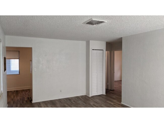 Foto del edificio - Steps from the Beach! 2 Bedroom 1 Bath Bun...