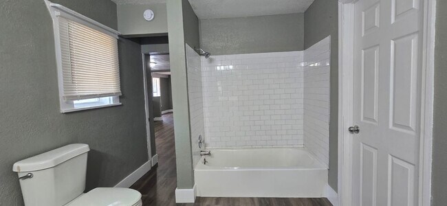 Building Photo - Updated 3/1 College Hill Home- Move In Ready!