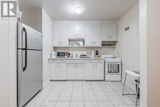 Building Photo - 3309-3309 Lake Shore Blvd W