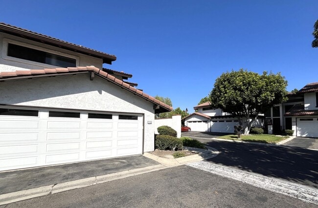 Foto del edificio - Spacious End Unit Home with 2 Master Suite...