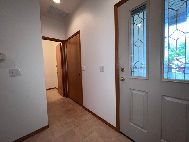 Building Photo - Spacious 2 bedroom 2.5 Bath Townhome in Auburn