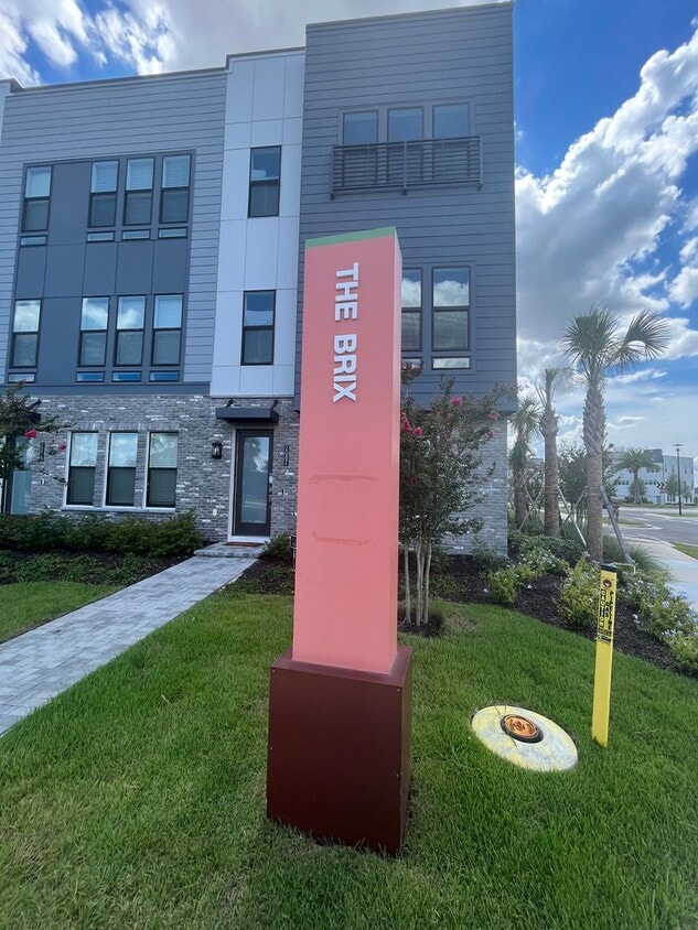 Foto principal - Luxury Town Home - $300 OFF YOUR RENT ON S...