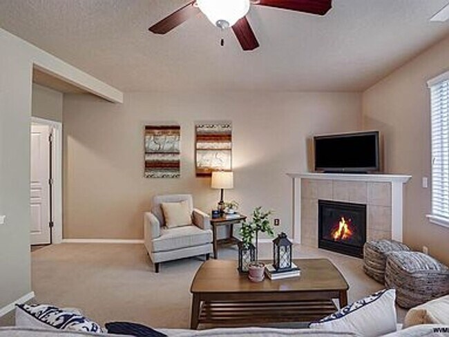 Foto del edificio - Spacious 3 bedroom, 3 bath home in desirab...