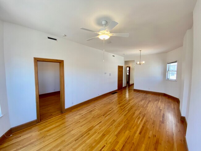 Foto del edificio - 3034 N Racine Ave