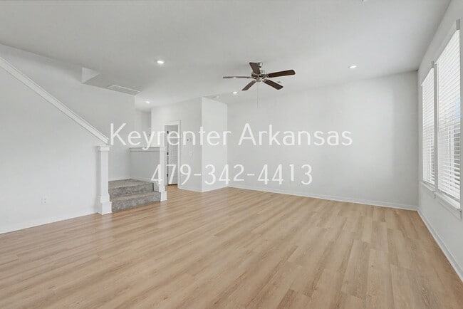 Building Photo - Amazing 3 Bedroom - 3.5 Bathroom in Fayetteville!