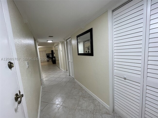 Foto del edificio - 16240 Laurel Dr