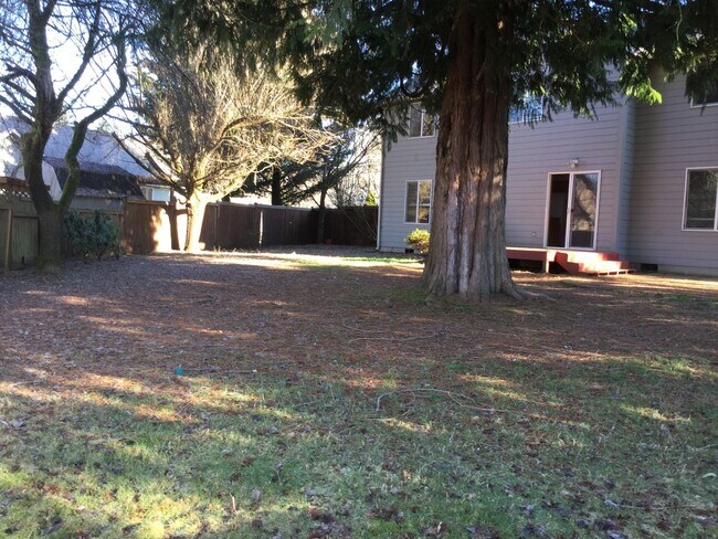 Foto del edificio - 2100 Square Foot  4 Bed Room Home Fenced Y...