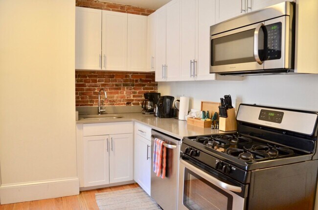 Foto del edificio - RENOVATED 2 BEDROOM IN SOUTH END BROWNSTONE