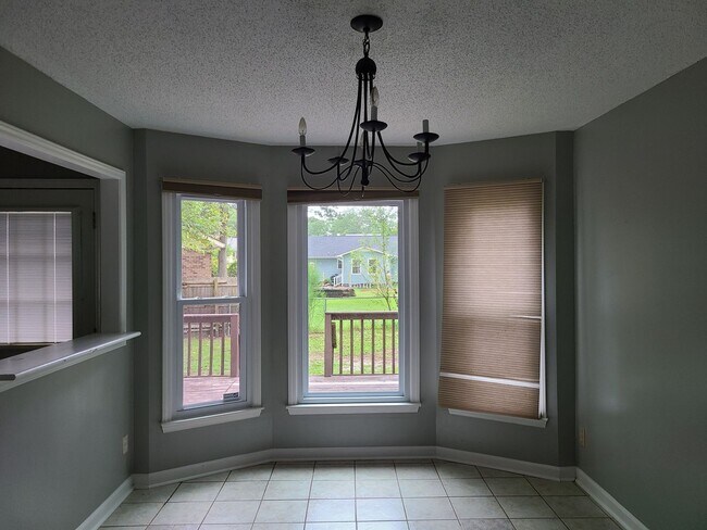 Building Photo - MIDDLE CREEK~909 BRAMBLEWOOD