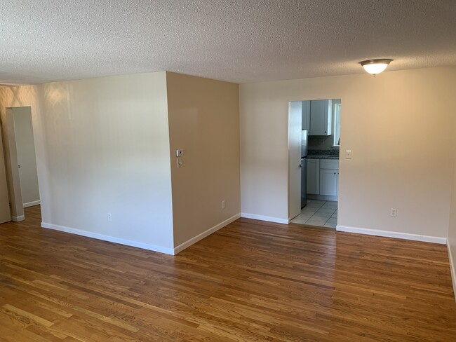 Fotografía del edificio - 37 Robbins Ln