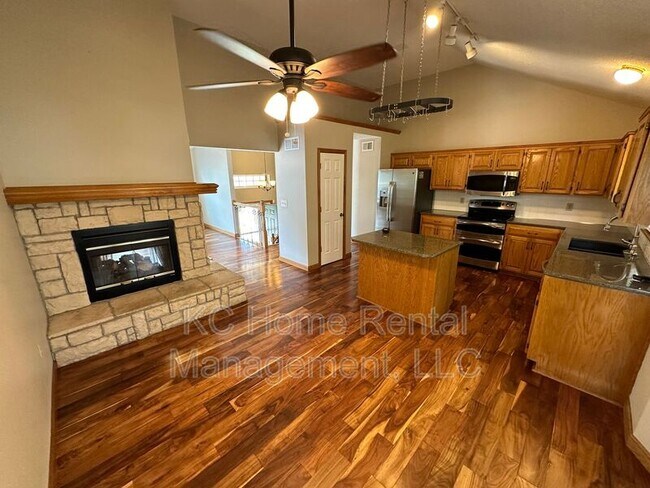 Building Photo - 1008 N Crest Dr