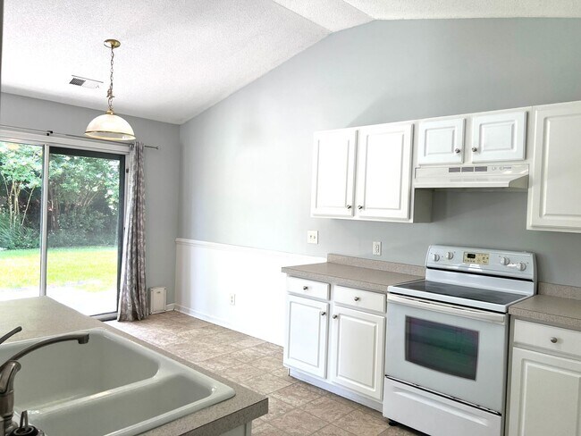 Building Photo - Pet Friendly, 3 Bedroom, 2 Bath Home for L...