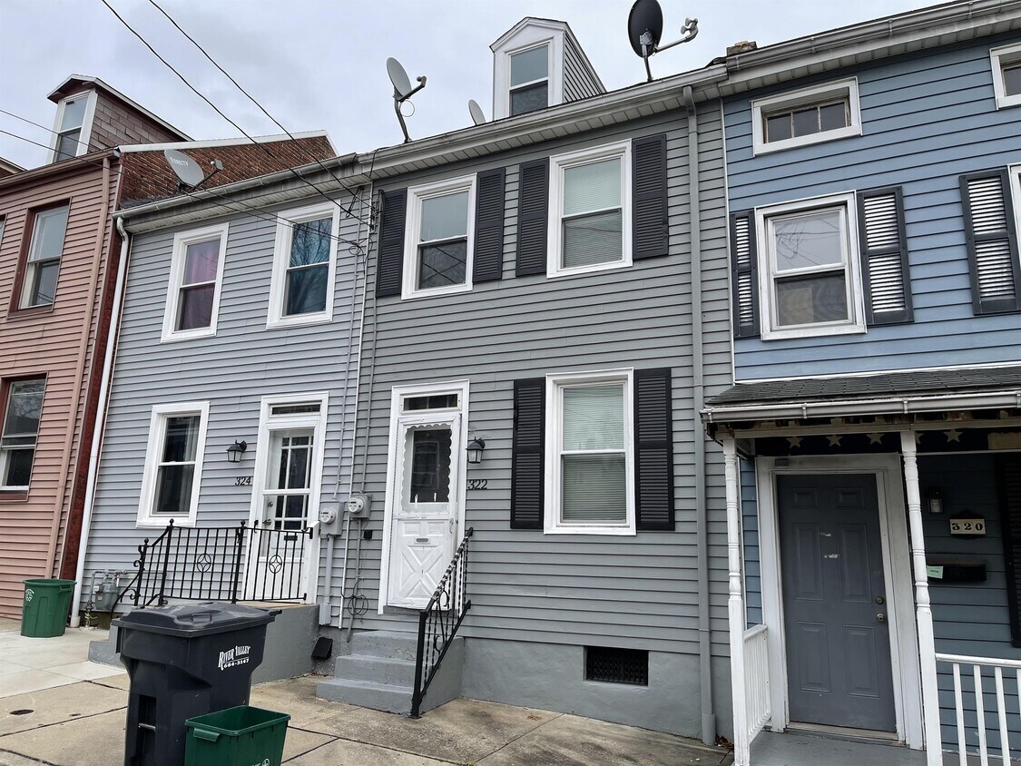 Primary Photo - 322 Perry St