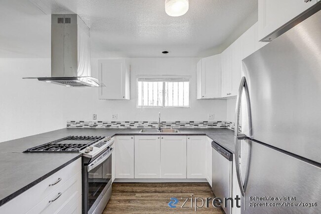 Building Photo - 600 W 73rd St