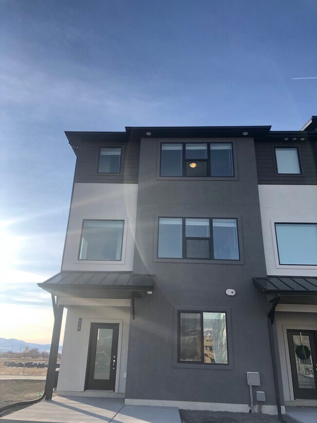 Building Photo - 458 Willow Leaf Rd