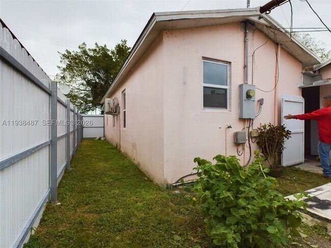 Foto del edificio - 616 SW 8th St