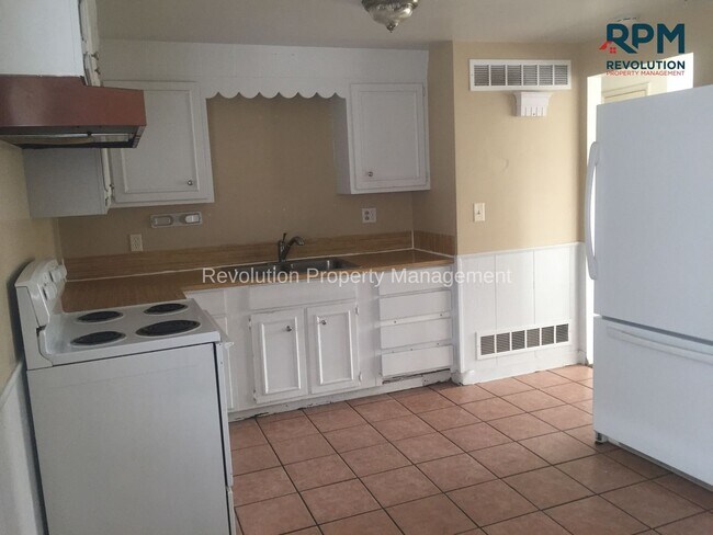 Building Photo - 3 BEDROOM HOME IN LAYTON!
