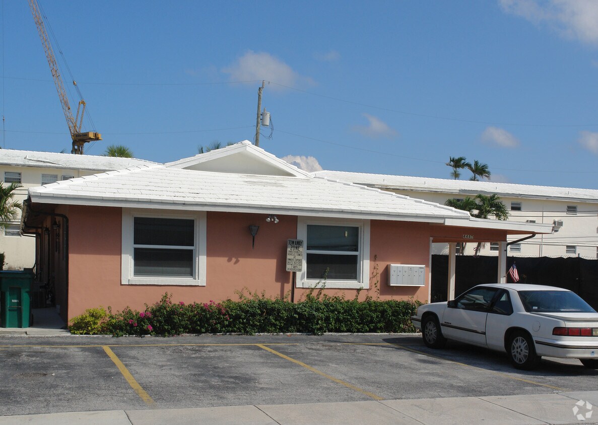 Building Photo - 4440 Ocean Dr