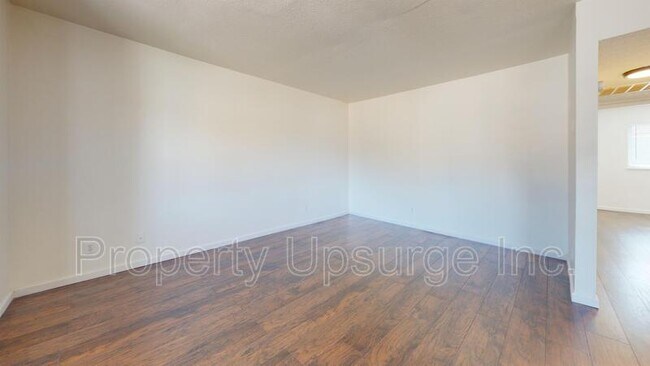 Foto del edificio - 1356 Hobart Dr