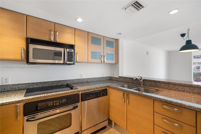 Building Photo - 2101 Brickell Ave