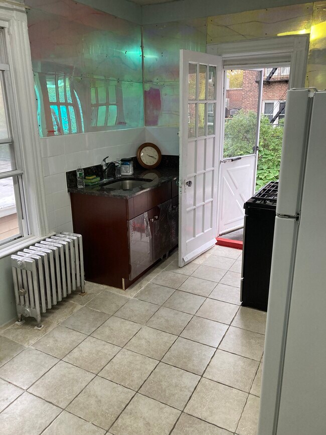 kitchen - 739 E 5th St