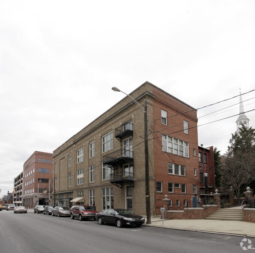 Building Photo - 1 E King St E