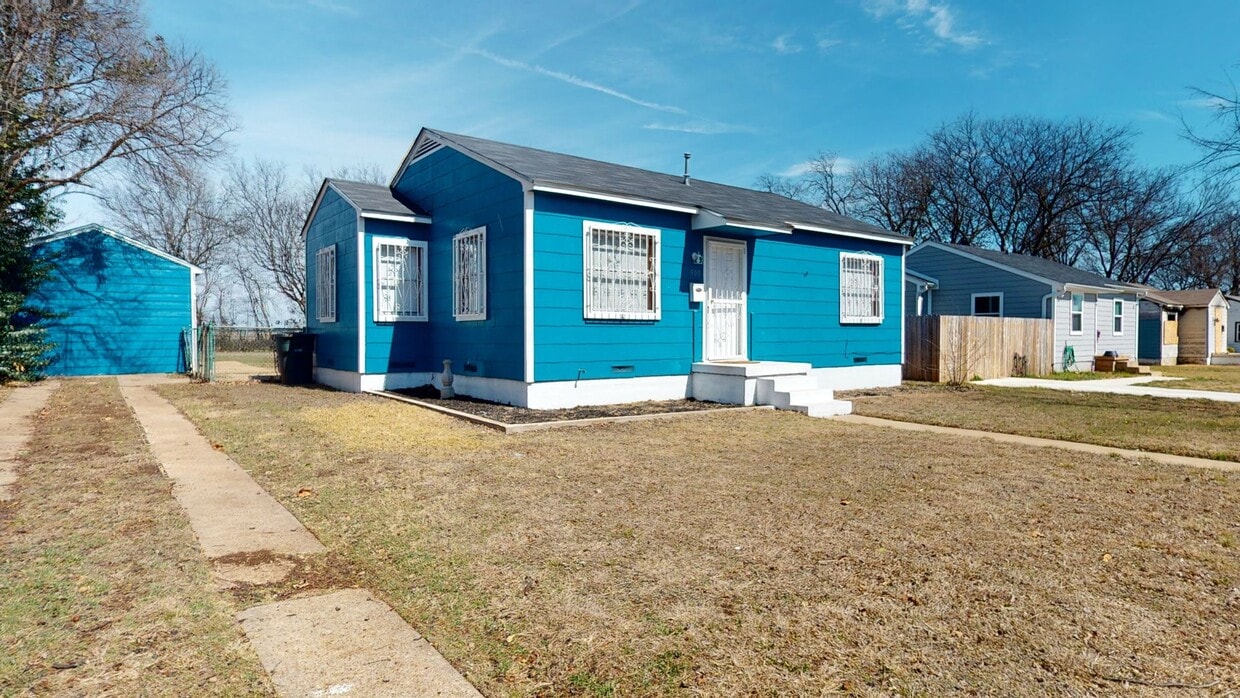 Primary Photo - Cozy and affordable 2 bedroom house with a...