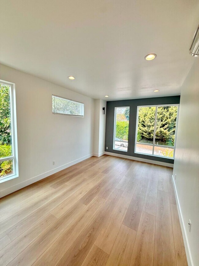Foto del edificio - Brand-New 3-Bedroom Townhome in the Heart of Greenwood