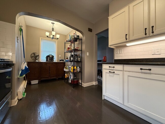 Foto del edificio - Stunning 5 Bed 2 Bath House Located in the...