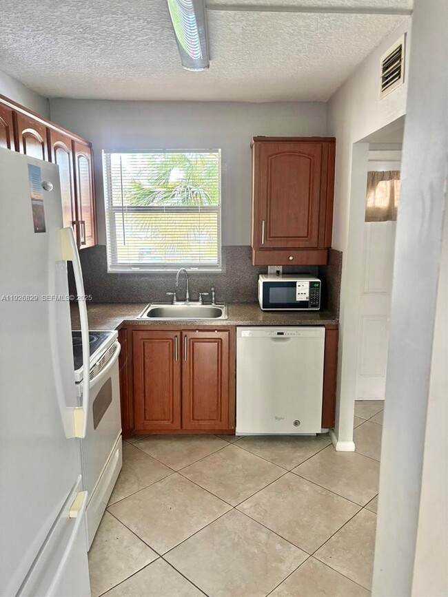 Foto del edificio - 8305 Sunrise Lakes Blvd