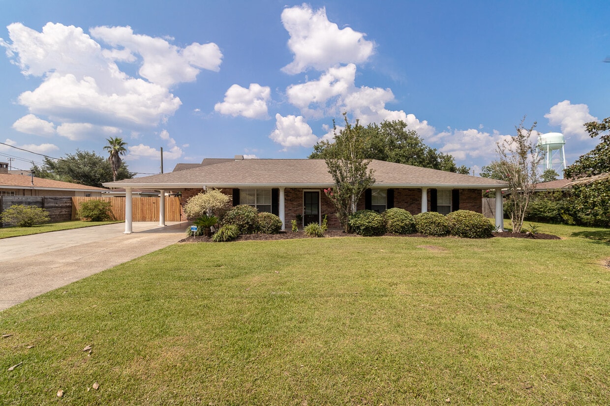 Primary Photo - 611 Highland Dr