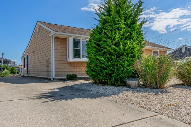 Building Photo - 127 E Potomac Dr