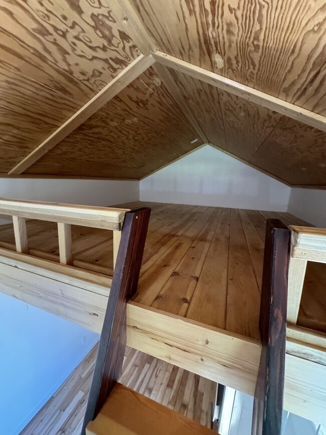 Building Photo - Quaint Studio Loft