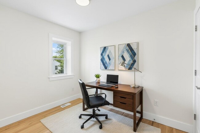 Foto del edificio - 2441 E Firth St