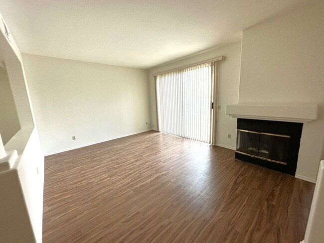 Building Photo - Beautiful two story Townhouse in beautiful...