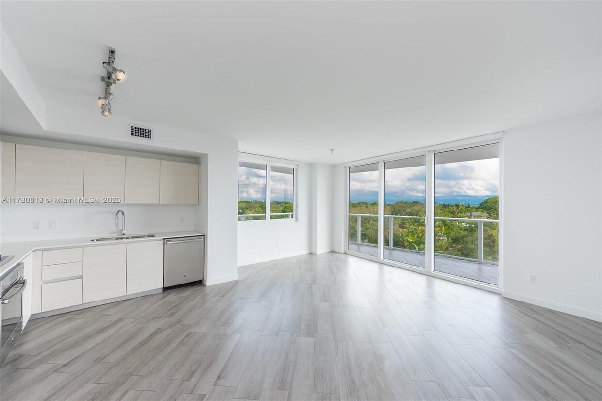 Primary Photo - 4250 Biscayne Blvd