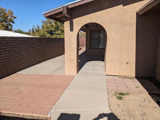 Building Photo - 2015 Florence Ave