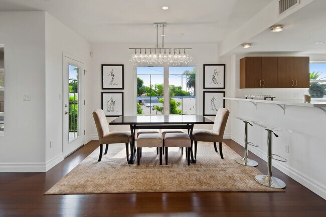 Foto del edificio - 1248 N Laurel Ave