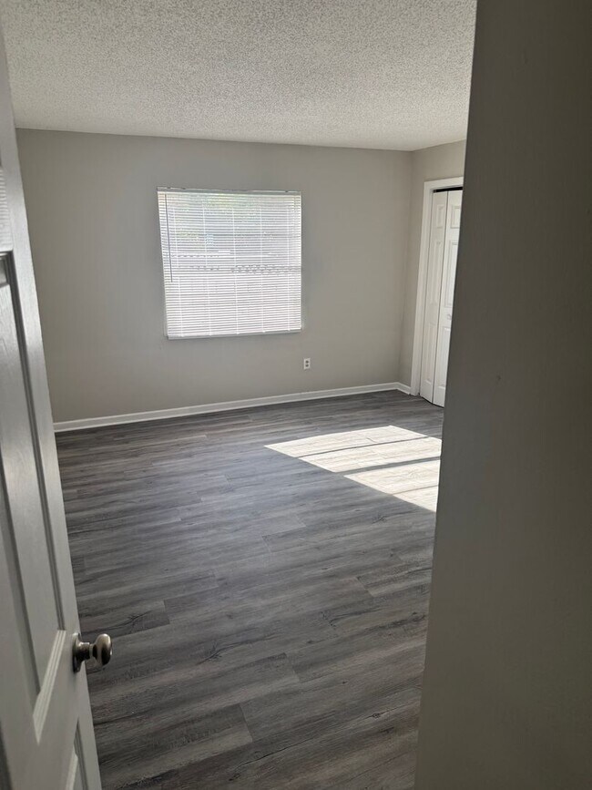 Building Photo - Spacious 4 Bed Condo