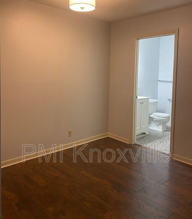 Foto del edificio - 9120 Woodpark Ln NW