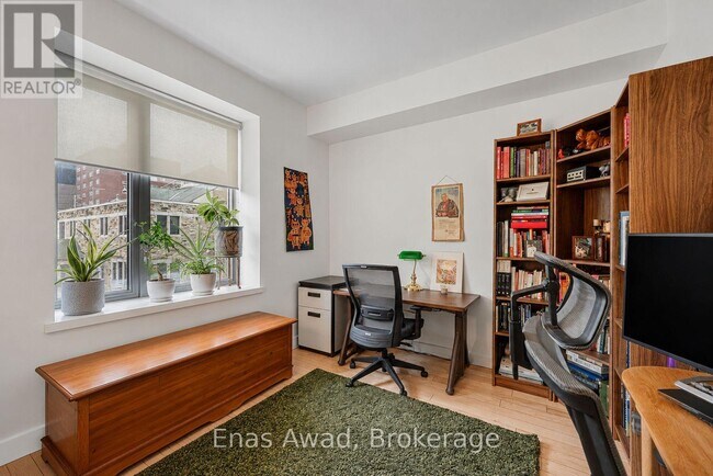 Building Photo - 300 Lisgar St