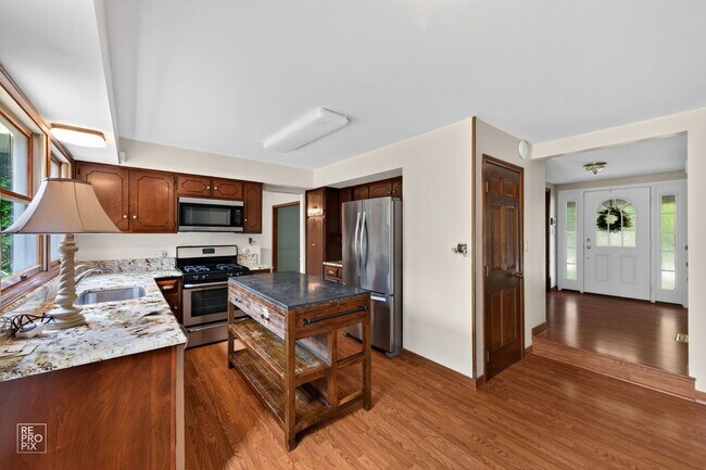 Building Photo - 683 Honeysuckle Dr