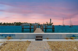 Building Photo - 2508 Bay Dr